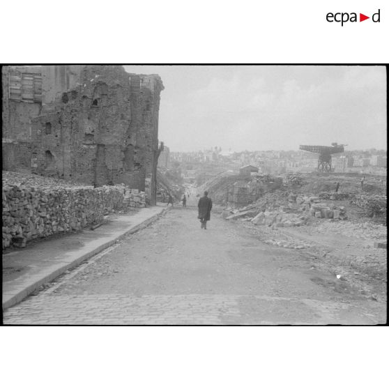 Les ruines de la rue Pasteur, près du port de Brest où le général de Gaulle s'est embarqué pour se rendre sur l'Ile de Sein afin de remettre la Croix de la Libération aux habitants de l'île.