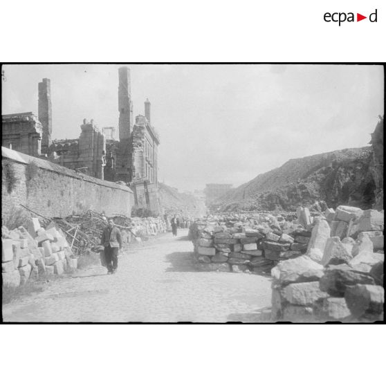 Les ruines de la rue Pasteur, près du port de Brest où le général de Gaulle s'est embarqué pour se rendre sur l'Ile de Sein afin de remettre la Croix de la Libération aux habitants de l'île.