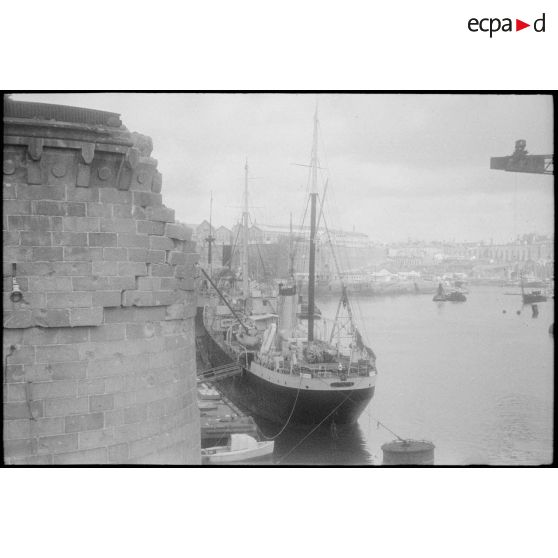 Navire à quai dans le port de Brest où le général de Gaulle s'est embarqué pour se rendre sur l'Ile de Sein afin de remettre la Croix de la Libération aux habitants de l'île.