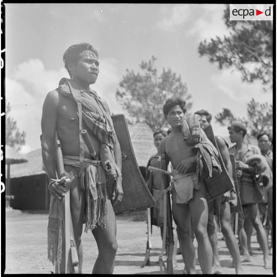 Groupe de guérilla constitué de partisans sédang prêts à partir en opération dans le pays Rhé.