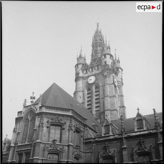 Plan général en contre-plongée du beffroi de la ville de Douai.