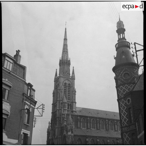 Plan général en contre-plongée d'un clocher d'église de la ville de Douai.