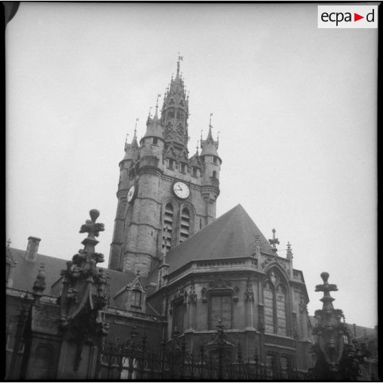 Plan général en contre-plongée du beffroi de la ville de Douai.