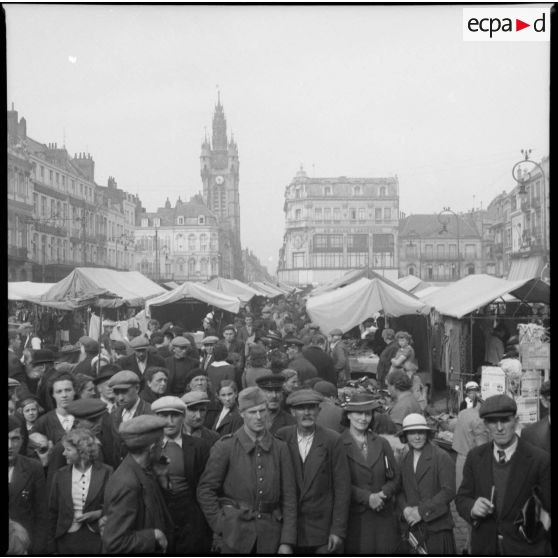 Plan général de la place d'armes de Douai un jour de marché.