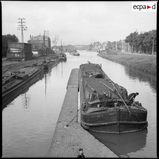 Péniches amarrées sur un canal.