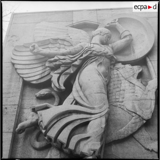 Bas-relief du monument aux morts de Douai symbolisant la victoire, réalisé en 1927 par le sculpteur Alexandre Descatoire.