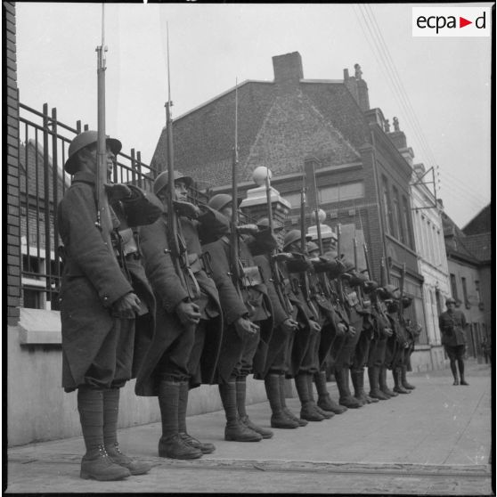 Piquet d'honneur d'une unité d'infanterie au présentez-armes avant de rendre les honneurs à un général de brigade.