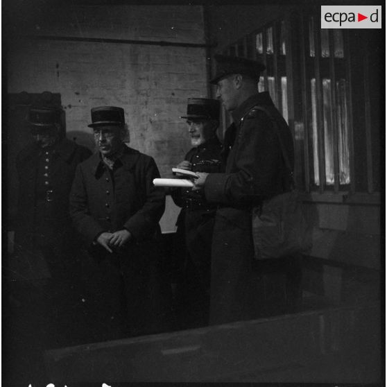 Photographie de groupe d'officiers français et d'un colonel commandant de la BEF.