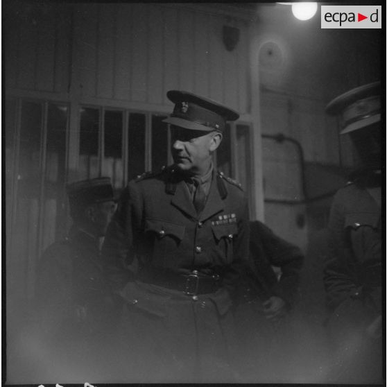 Plan américain d'un colonel commandant de la BEF à l'intérieur d'une pièce.