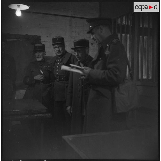 Photographie de groupe d'officiers français et d'un colonel commandant de la BEF.
