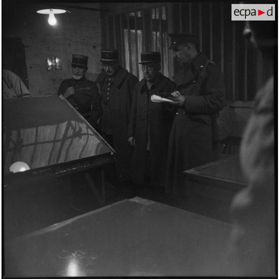 Photographie de groupe d'officiers français et d'un colonel commandant de la BEF.