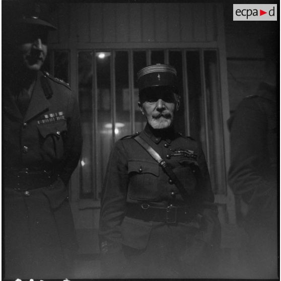 Photographie de groupe d'officiers français et d'un colonel commandant de la BEF.