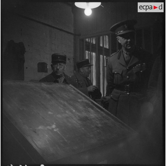 Photographie de groupe d'officiers français et d'un colonel commandant de la BEF.