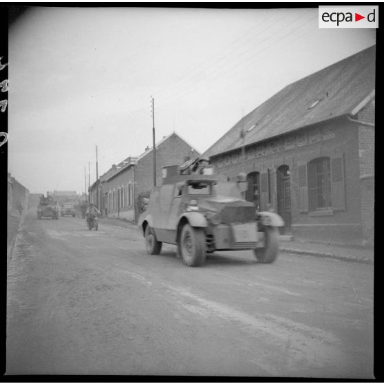 Plan général de trois quarts avant d'une automitrailleuse Morris de la British expeditionary force (BEF).