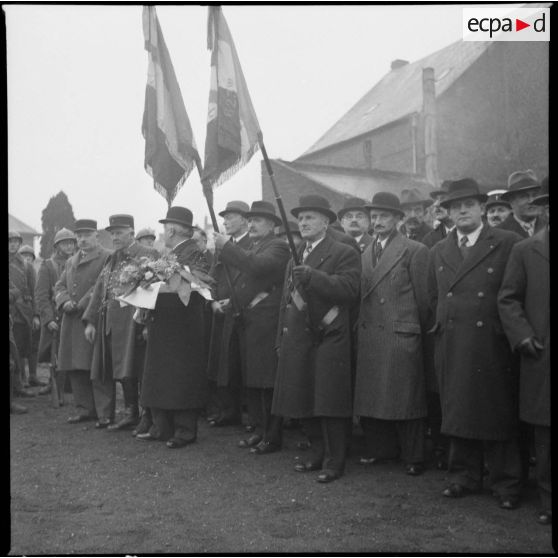 Photographie de groupe d'anciens combattants lors d'une cérémonie au monument aux morts de Bohain-en-Vermandois.