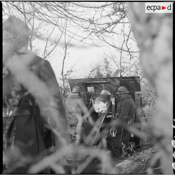 Des artilleurs du 142e RA servent une pièce de 105 mm long modèle 1913.