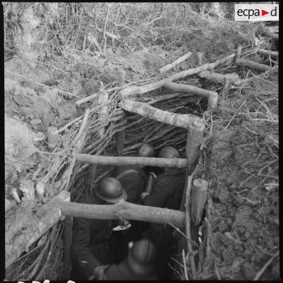 Plan général en plongée d'une tranchée du 142e RA.