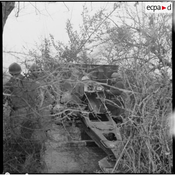 Plan général d'une pièce de 105 mm long modèle 1913 du 142e RA photographiée de trois quarts arrière.