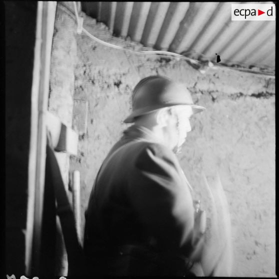 Portrait d'un soldat du 404e RAAA à l'intérieur du poste de commandement.