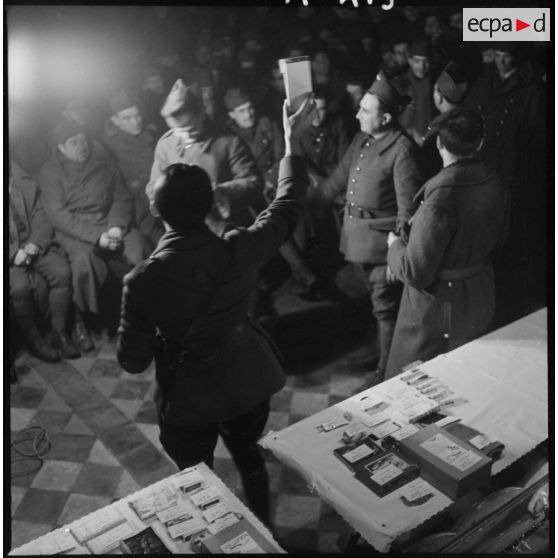 Plan moyen d'un soldat qui distribue des cadeaux.