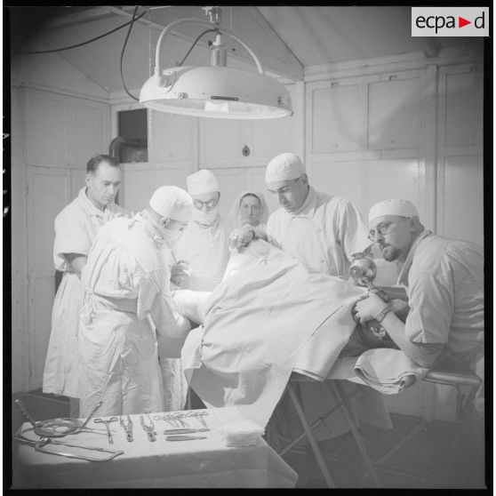 Une opération chirurgicale s'effectue dans une salle d'opération de l'hôpital.