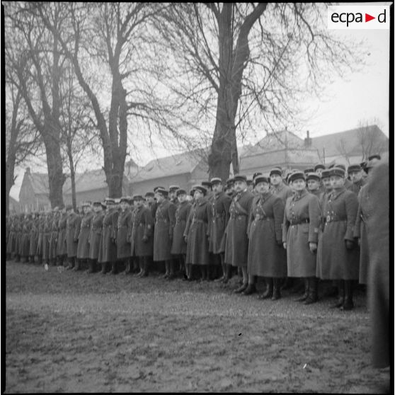 Photographie de groupe d'officiers alignés qui attendent l'arrivée du général de la Laurencie.
