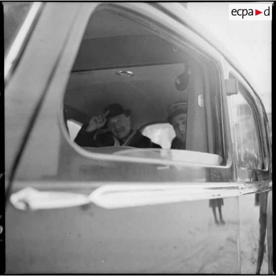 Le général de corps d'armée Benoît-Léon de Fornel de la Laurencie, commandant le 3e corps d'armée, quitte son poste de commandement à bord d'un véhicule.