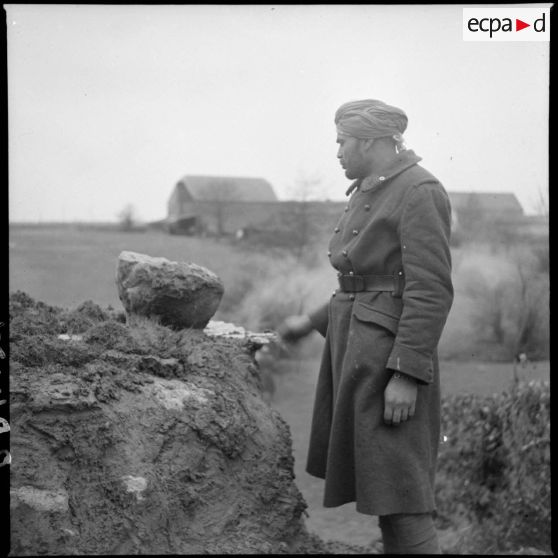 Plan américain de profil d'un tirailleur du 4e RTM.