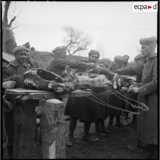 Des tirailleurs du 4e RTM préparent des carcasses de moutons pour le méchoui.