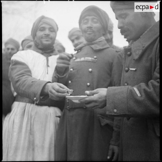 Photographie de groupe en plan américain de tirailleurs du 4e RTM lors de la fête.