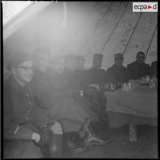 Sous une tente, photographie de groupe d'officiers lors de la fête du 4e RTM.