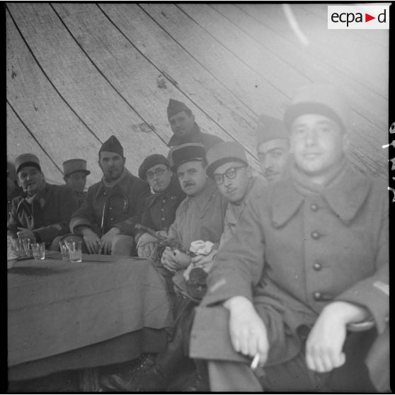 Sous une tente, photographie de groupe d'officiers lors de la fête du 4e RTM.