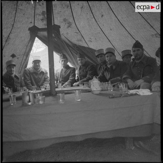 Sous une tente, photographie de groupe d'officiers lors de la fête du 4e RTM.
