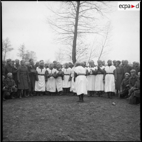 Lors de la fête, des tirailleurs du 4e RTM font la danse du fusil.