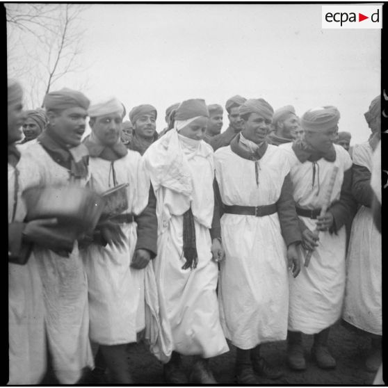 Lors de la fête, des tirailleurs du 4e RTM font la danse du fusil.