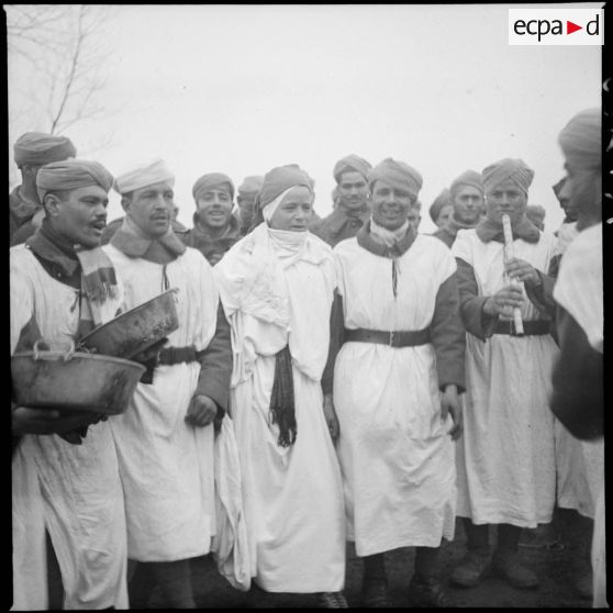 Lors de la fête, des tirailleurs du 4e RTM font la danse du fusil.