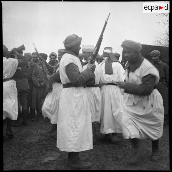 Lors de la fête, des tirailleurs du 4e RTM font la danse du fusil.