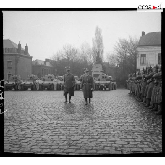 Le général Prioux et un général de brigade passent en revue des troupes de la 1re armée.