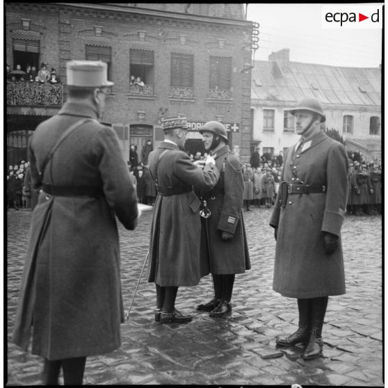 Le général Prioux décore de la Légion d'honneur des officiers de la 1re armée.