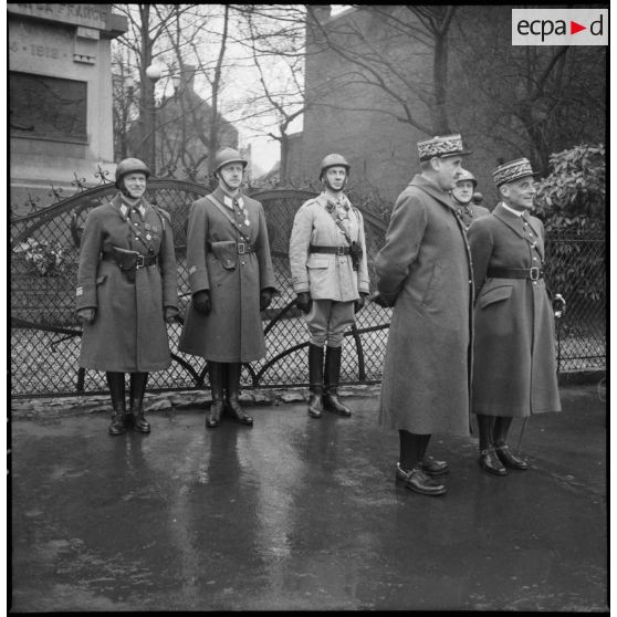 Photographie de groupe du général Prioux accompagné d'un général de brigade de la 1re armée.