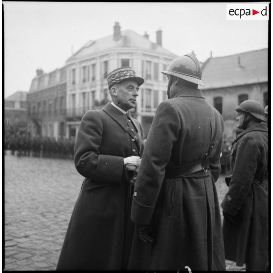 Le général Prioux décore de la Légion d'honneur un capitaine de la 1re armée.