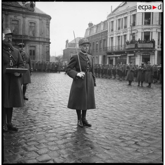 Le général Prioux est photographié en pied lors d'une cérémonie militaire.