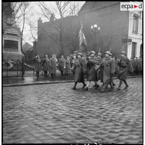 Lors d'une cérémonie militaire les troupes de la 1re armée défilent devant les autorités militaires.