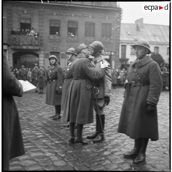 Le général Prioux décore de la Légion d'honneur des officiers de la 1re armée.