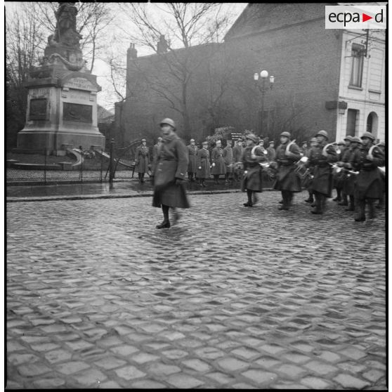 Lors d'une cérémonie militaire les troupes de la 1re armée défilent devant les autorités militaires.