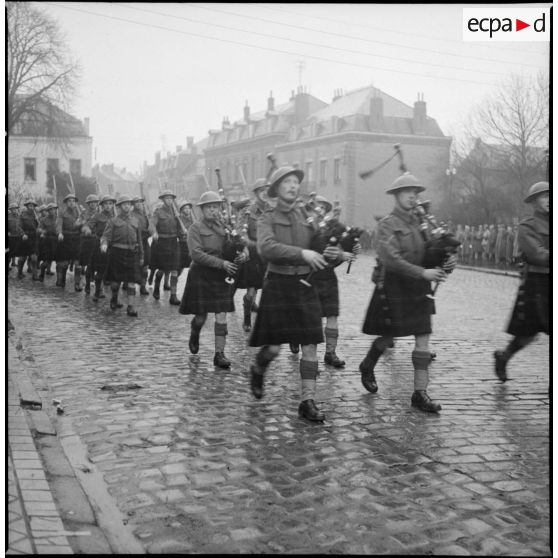 Lors d'une cérémonie militaire des troupes écossaises de la BEF défilent.