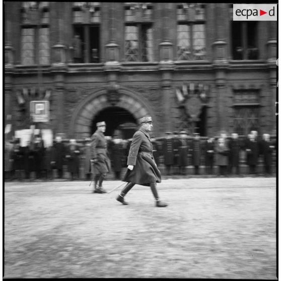 Le général Aymes est photographié en plan général alors qu'il se déplace lors d'une cérémonie militaire.