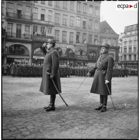 Lors d'une cérémonie militaire de la 1re armée, photographie de groupe des généraux Blanchard et Aymes.