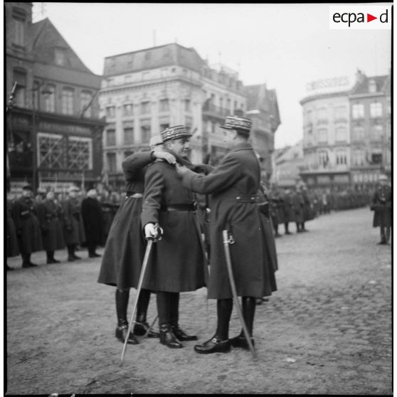 Le général d'armée Blanchard décore le général de corps d'armée Aymes de l'ordre de grand officier de la Légion d'honneur.