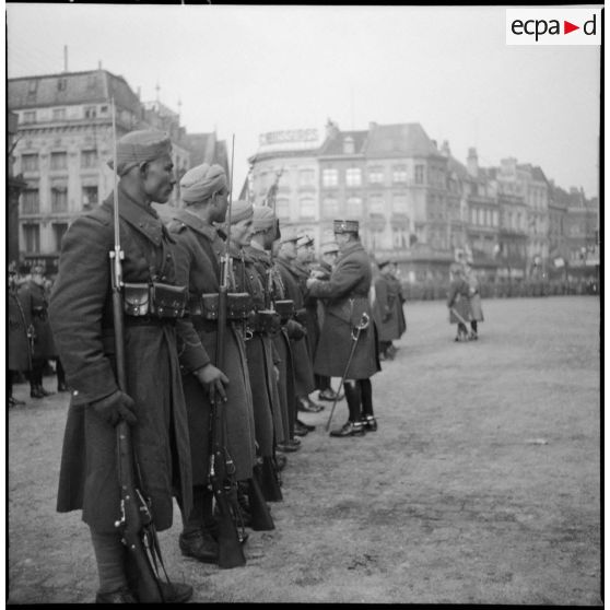 Le général de brigade Dame décore un tirailleur de la 2e DINA.